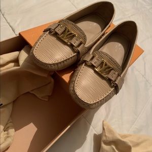 LIKE NEW Louis Vuitton used 1 time .